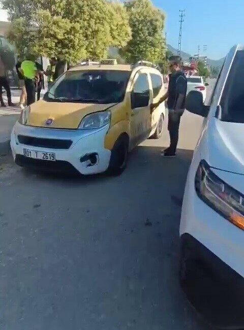 Hatay’da polis ekipleri tarafından durdurulan bir ticari takside 7 kaçak
