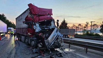 Sakarya’daki Anadolu Otoyolu geçişinde meydana gelen bir kaza sonucunda kamyon
