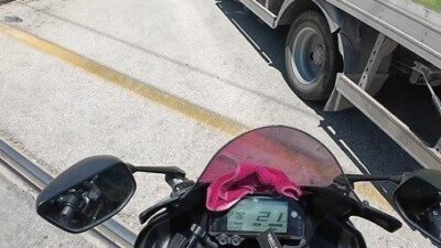 Eskişehir’de bir motosiklet sürücüsü, trafikte seyrederken cadde üzerinde sağ şeritten