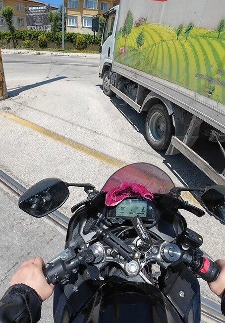 Eskişehir’de bir motosiklet sürücüsü, trafikte seyrederken cadde üzerinde sağ şeritten