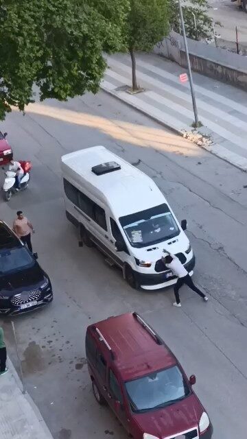 Elazığ’da, Kazım Karabekir Caddesi’nde yaşanan olayda bir kişi, aniden bir