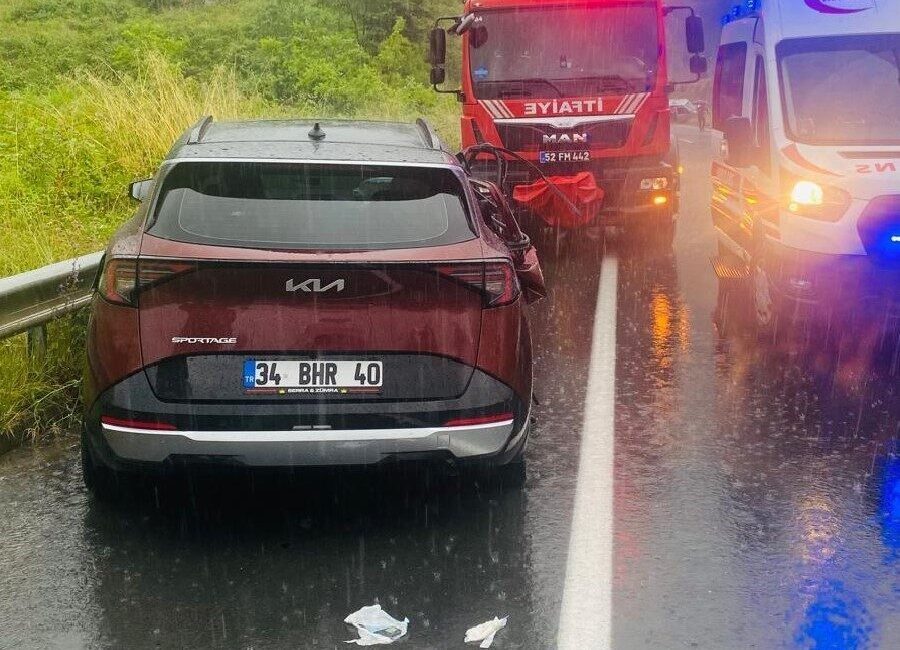 Ünye ilçesinde meydana gelen şiddetli yağış nedeniyle kayganlaşan yolda 3