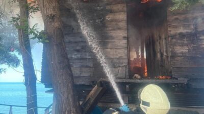Ordu ilinde bir kafeye ait ek binada çıkan yangın, hızla