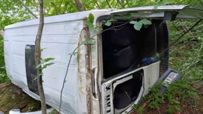 Ordu’nun Kumru ilçesinde meydana gelen trafik kazasında, yolcu minibüsü uçuruma