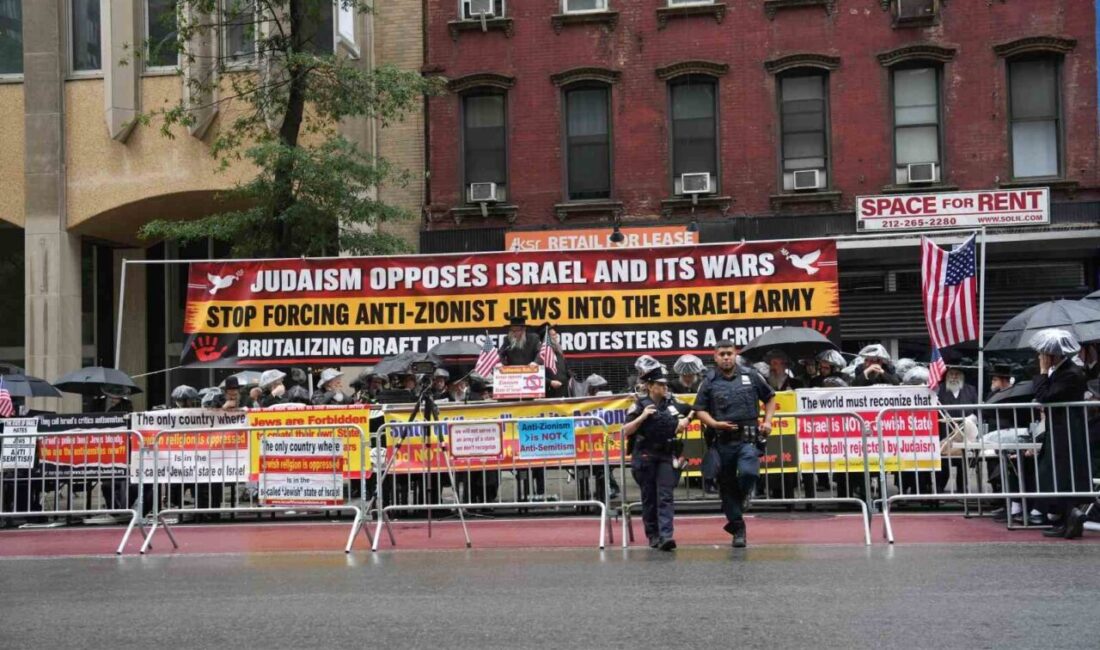 ABD’de Ortodoks Yahudiler’in liderliğinde toplanan Hahamlar Birliği mensupları, New York’taki