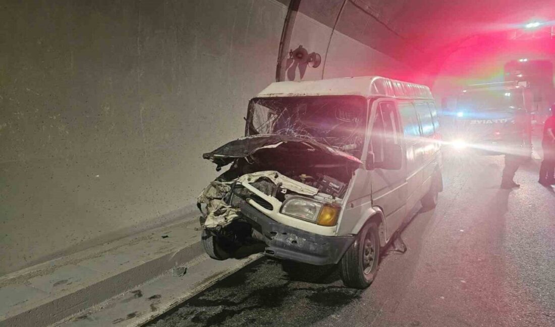 Bilecik’te Osmangazi Tüneli’nde meydana gelen trafik kazasında 1’i ağır 3
