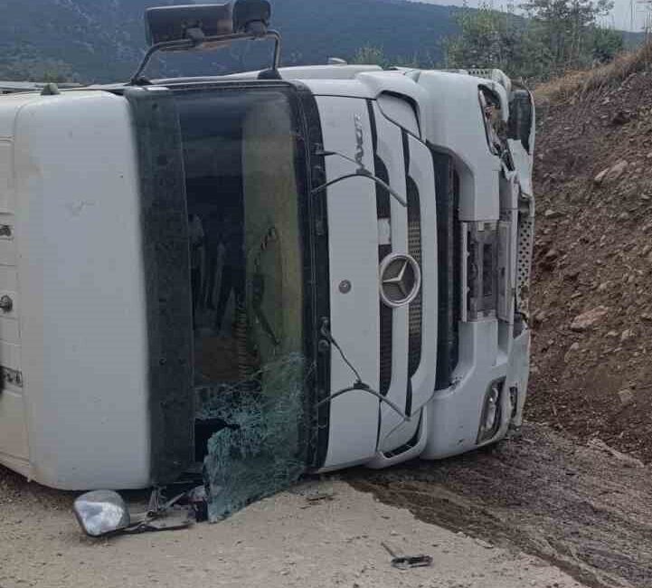 Osmaniye’nin Düziçi ilçesinde meydana gelen bir kaza sonucunda hafriyat taşıyan