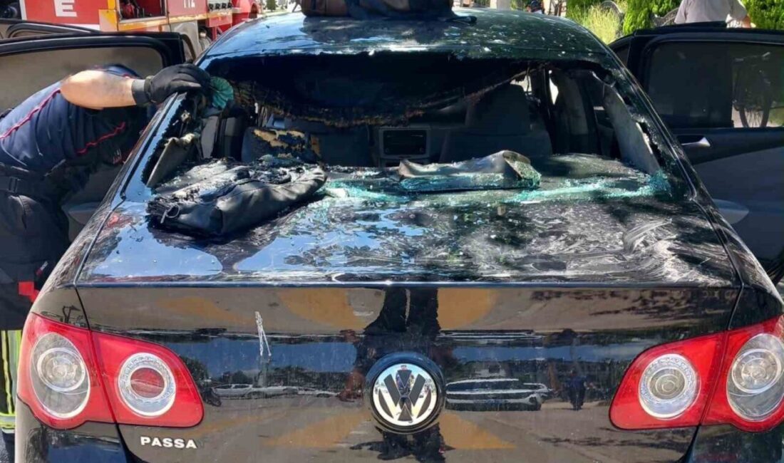 Osmaniye’de, Adnan Menderes Mahallesi’nde park halindeki bir araçta çıkan yangın,