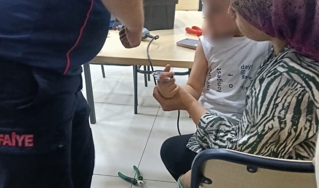 Osmaniye’de 3 yaşındaki bir çocuk, oyun oynarken duş başlığının metal