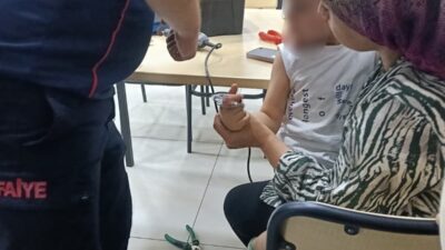 Osmaniye’de 3 yaşındaki bir çocuk, oyun oynarken duş başlığının metal