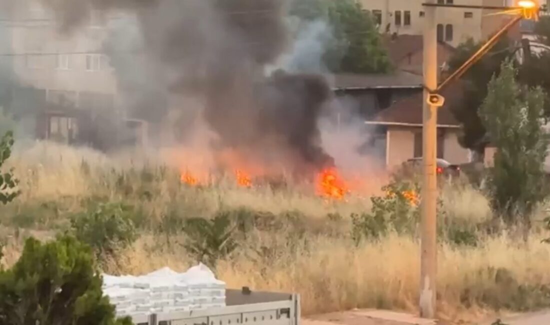 Karabük’te boş bir arazide meydana gelen ot yangını, itfaiye ekiplerinin