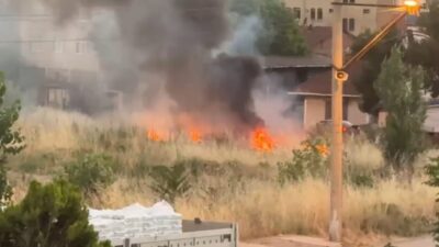 Karabük’te boş bir arazide meydana gelen ot yangını, itfaiye ekiplerinin