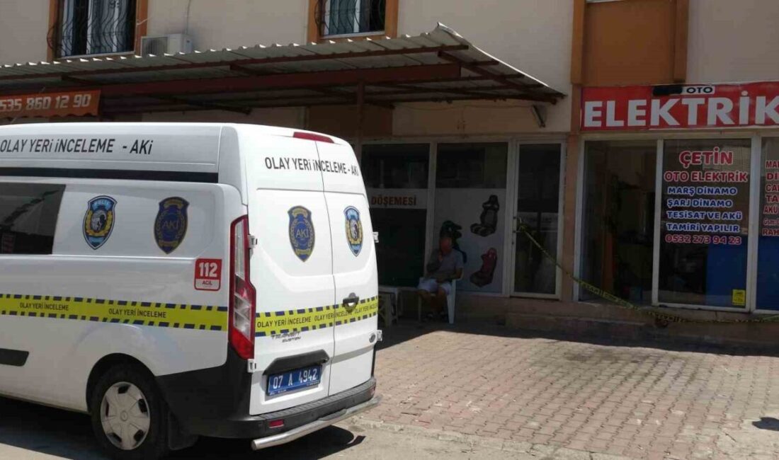 Antalya’da bir oto elektrik ustası, işyerini sabah erken saatlerde açtıktan