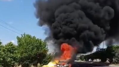 Elazığ’da bir araç alev aldı ve alevler aracı tamamen sardı.
