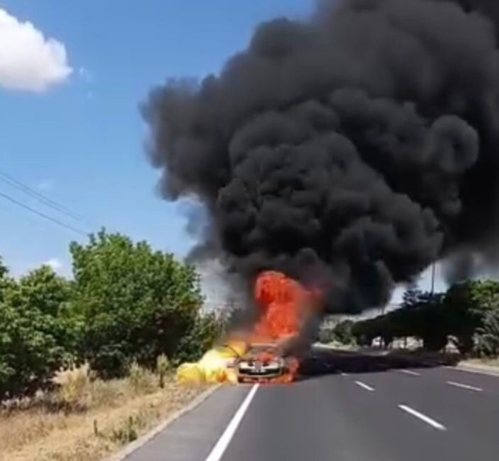 Elazığ’da bir araç alev aldı ve alevler aracı tamamen sardı.