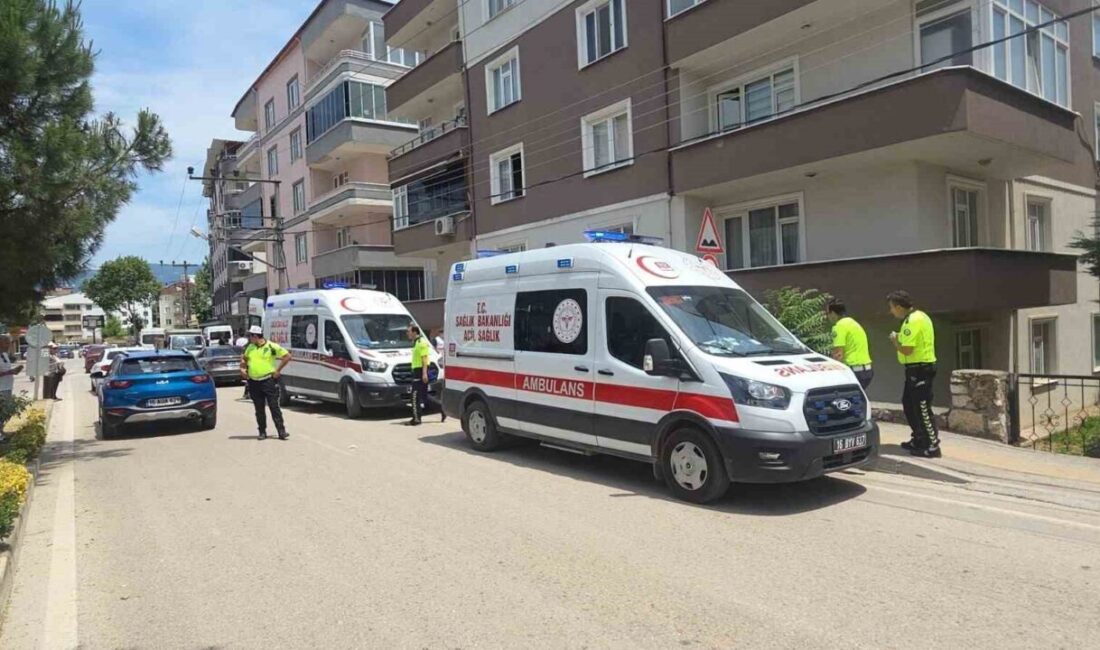 Bursa’nın Orhangazi ilçesinde bir otomobilin kontrolden çıkarak duvarı aşarak apartman