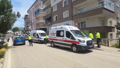 Bursa’nın Orhangazi ilçesinde bir otomobilin kontrolden çıkarak duvarı aşarak apartman