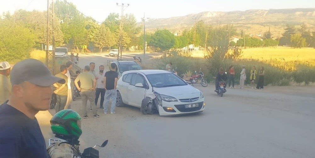 Adıyaman’ın Gölbaşı ilçesinde, bir sürücünün kontrolünden çıkan aracın elektrik direğine