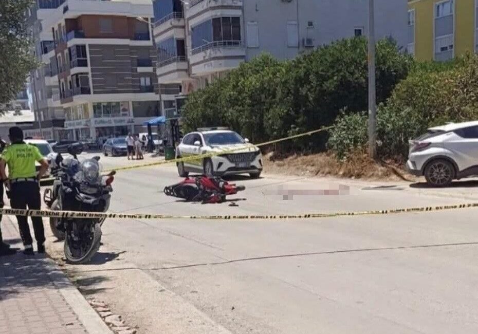 Kumluca ilçesinde yaşanan bir trafik kazasında otomobil ile motosiklet çarpıştı