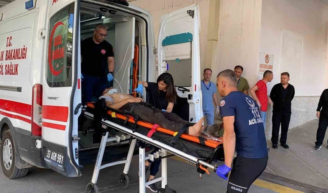 Mersin’in Erdemli ilçesinde hafif ticari araç ile otomobilin çarpışması sonucu