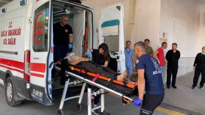 Mersin’in Erdemli ilçesinde hafif ticari araç ile otomobilin çarpışması sonucu