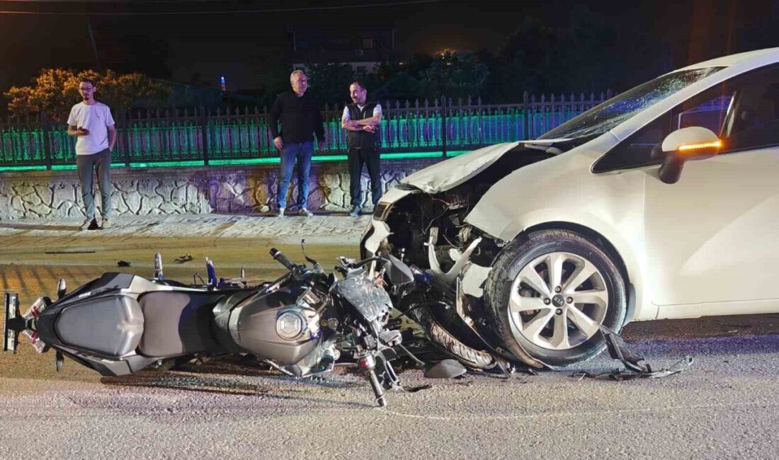 Sakarya’nın Akyazı ilçesinde meydana gelen trafik kazasında bir otomobil ile