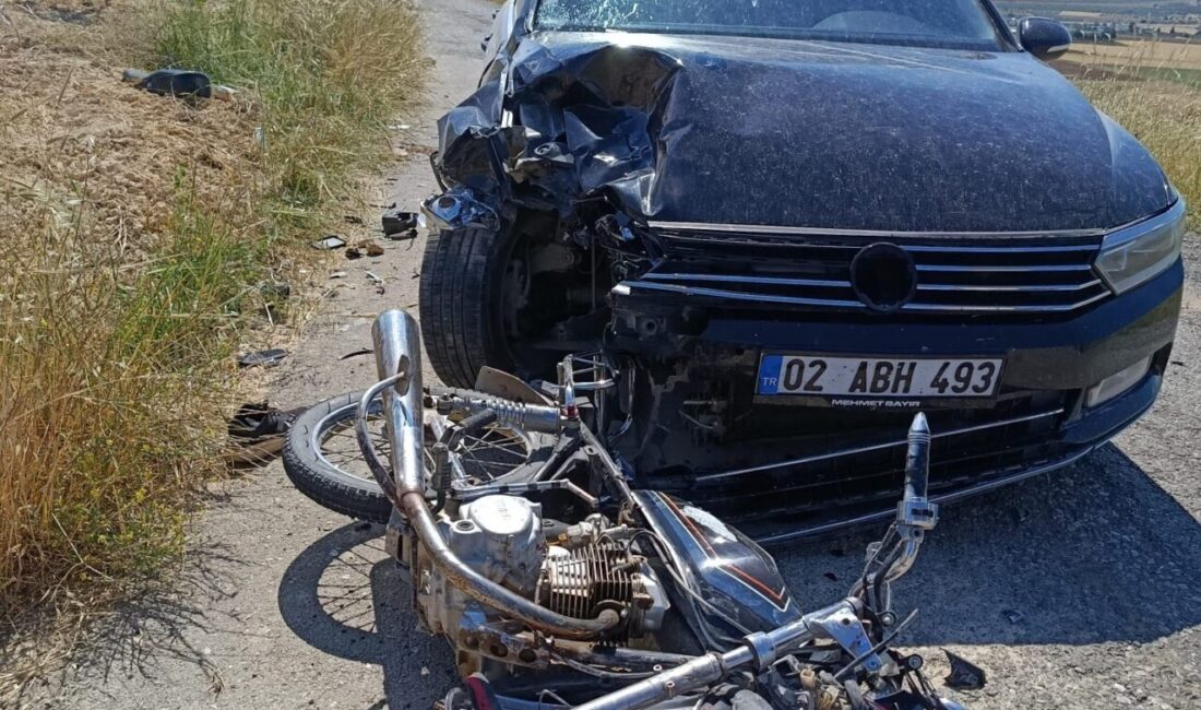 Adıyaman ilinde otomobil ile motosikletin çarpışması sonucunda 2 kişi ağır