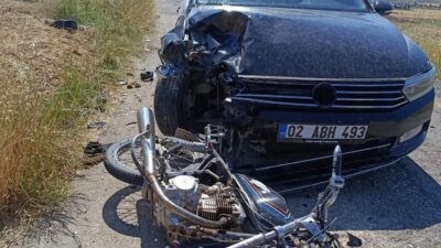 Adıyaman ilinde otomobil ile motosikletin çarpışması sonucunda 2 kişi ağır