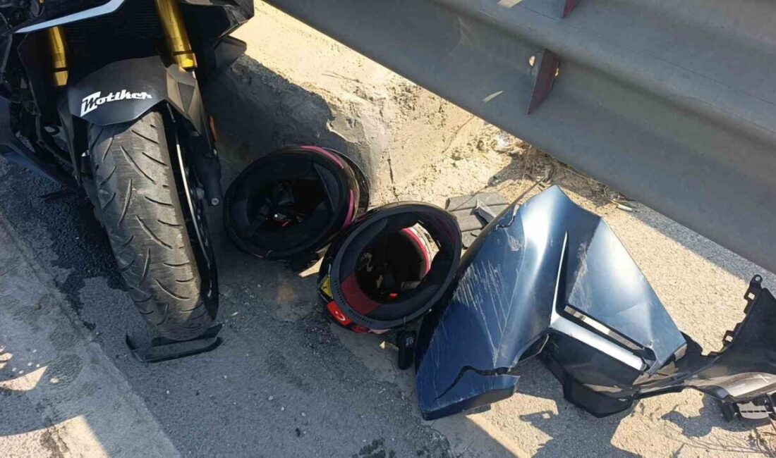 Manavgat ilçesinde motosiklet ile otomobilin çarpışması sonucu meydana gelen kazada