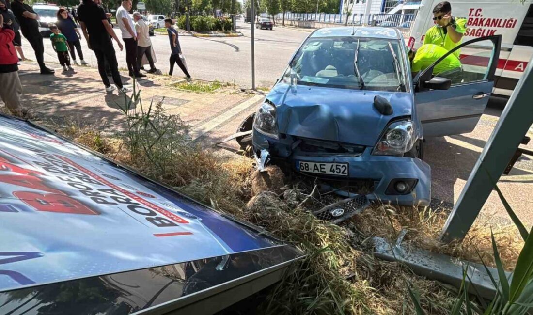 Aksaray’da bir sürücü, direksiyon hakimiyetini kaybederek otomobiliyle kaldırıma çıkıp bir