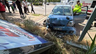 Aksaray’da bir sürücü, direksiyon hakimiyetini kaybederek otomobiliyle kaldırıma çıkıp bir