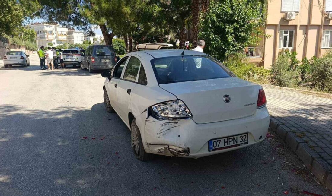 Manavgat ilçesinde meydana gelen bir trafik kazasında park halindeki otomobile