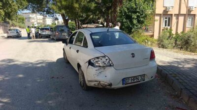 Manavgat ilçesinde meydana gelen bir trafik kazasında park halindeki otomobile