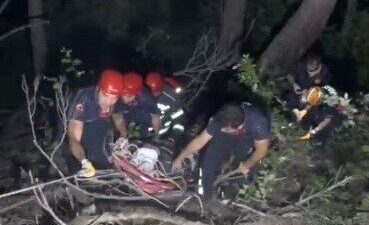 Osmaniye’de meydana gelen bir trafik kazasında, bir otomobilin uçuruma yuvarlanması