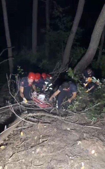 Osmaniye’de meydana gelen bir trafik kazasında, bir otomobilin uçuruma yuvarlanması