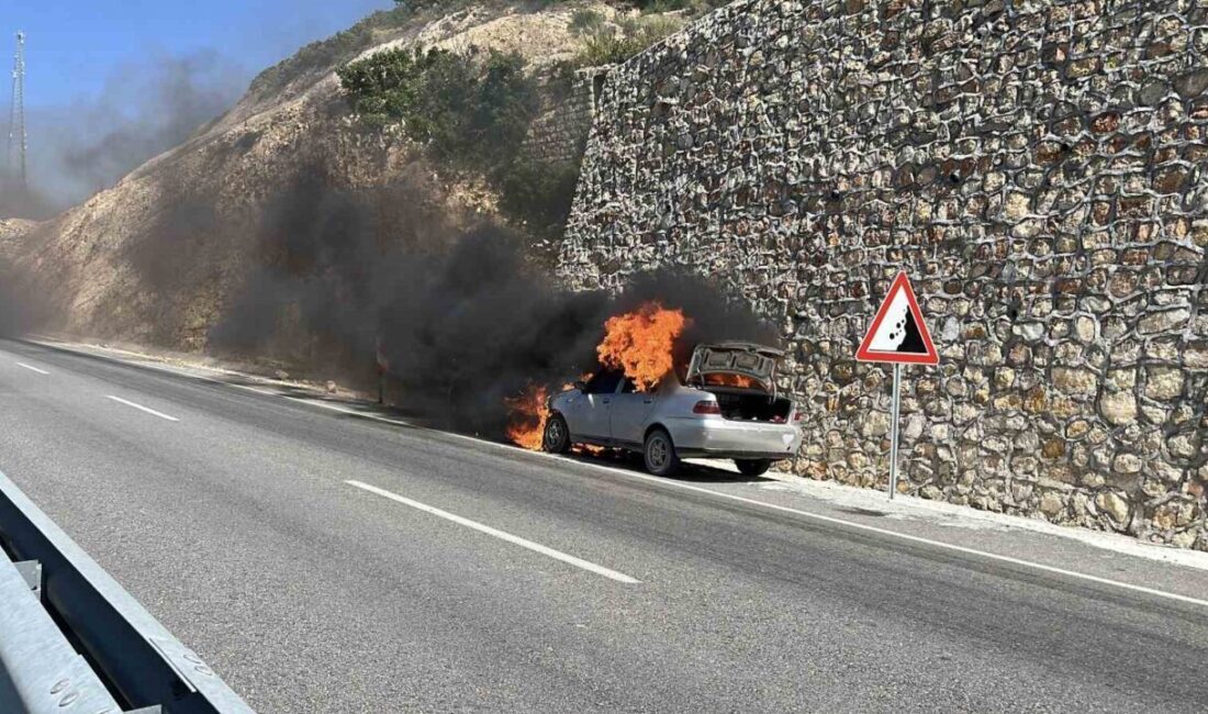 Hatay’da seyir halindeyken motor bölümü alev alan bir otomobil tamamen