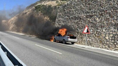Hatay’da seyir halindeyken motor bölümü alev alan bir otomobil tamamen