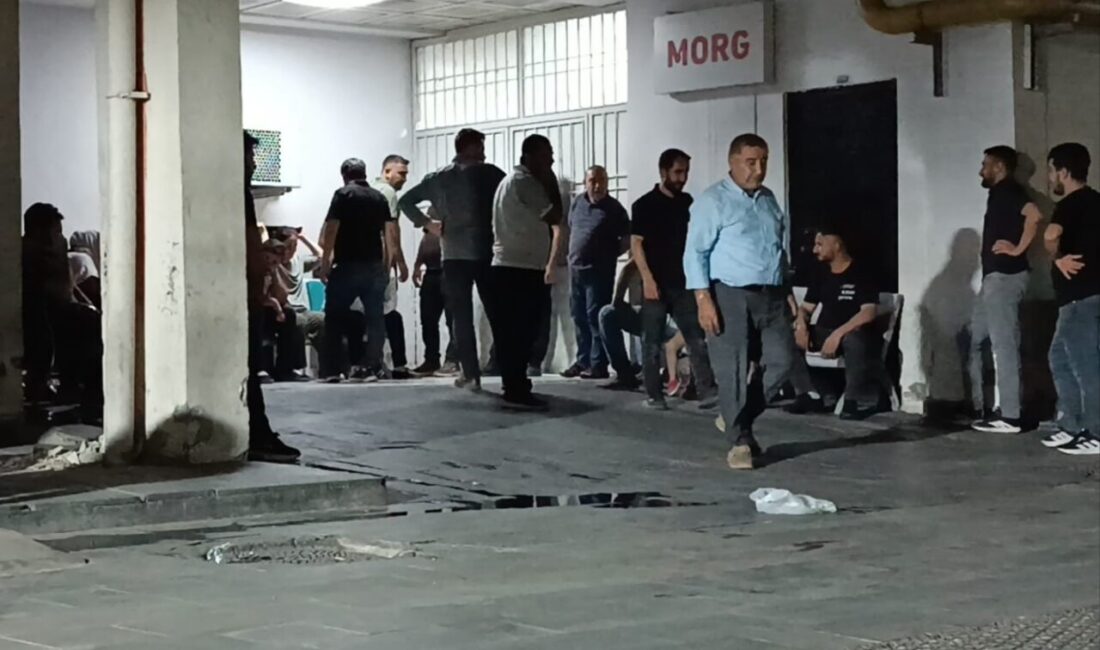 Batman’da bir genç, seyir halindeki bir aracın camından dengesini kaybederek