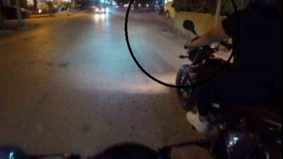 Hatay’da yaşanan bir olay, motosiklet sürücüsünün kask kamerası sayesinde kaydedildi.