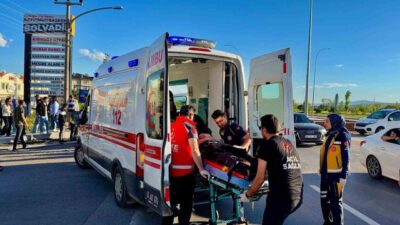 Afyonkarahisar’da meydana gelen trafik kazasında, bir otomobil ile tur otobüsü