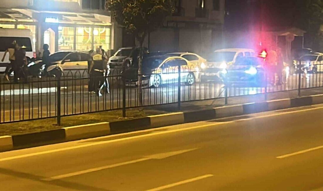 Hatay’ın İskenderun ilçesinde meydana gelen trafik kazasında motosikletle çarpışan otomobil,