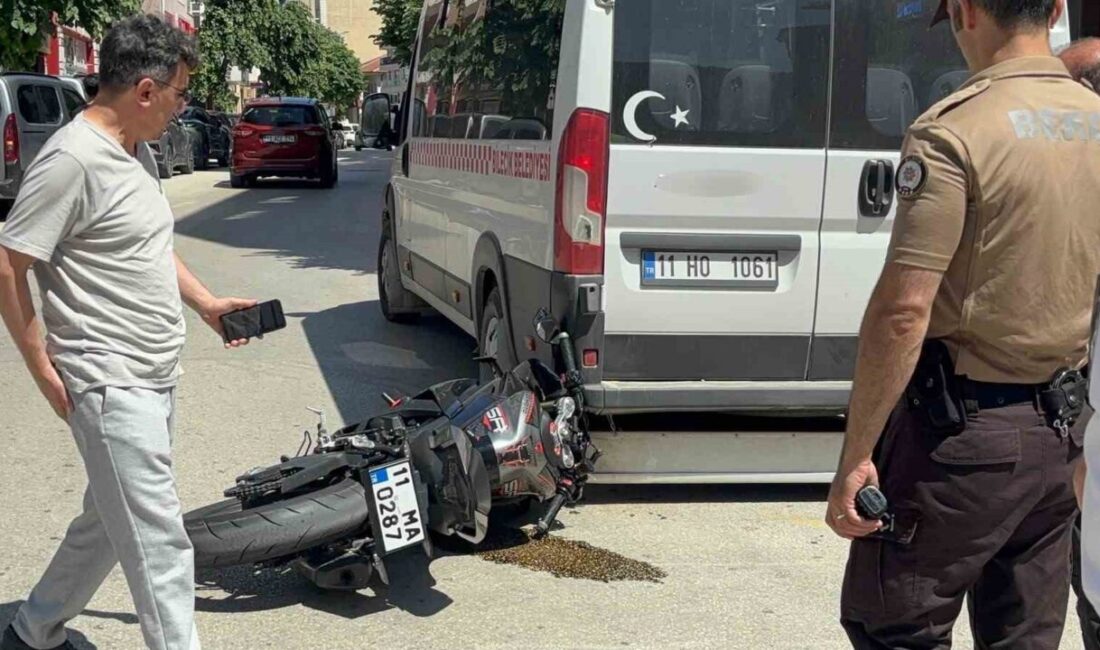Bilecik’te bir motosiklet sürücüsü, bir otomobille çarpıştıktan sonra kontrolden çıkarak