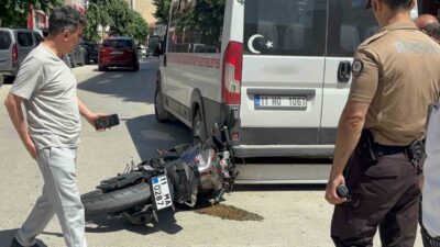 Bilecik’te bir motosiklet sürücüsü, bir otomobille çarpıştıktan sonra kontrolden çıkarak