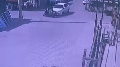 Kocaeli’nin İzmit ilçesinde bir motosiklet sürücüsü, bir otomobille çarpışarak yaralandı.