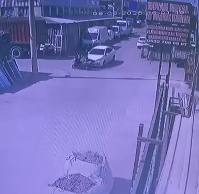 Kocaeli’nin İzmit ilçesinde bir motosiklet sürücüsü, bir otomobille çarpışarak yaralandı.