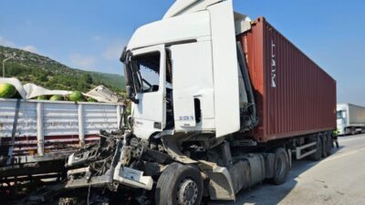 Adana’da meydana gelen bir otoyol kazasında bir tır sürücüsü yaralandı.