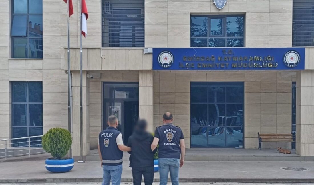 Afyonkarahisar’da, polisin başarılı takibi sonucu, 39 ayrı suçtan aranan ve