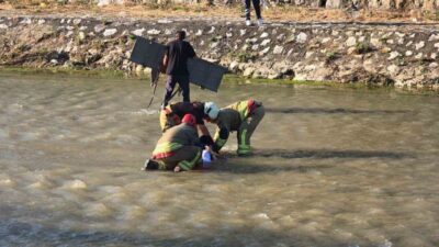 Düzce’nin Asar Deresi üzerindeki bir köprüde özçekim yaparken dengesini kaybeden