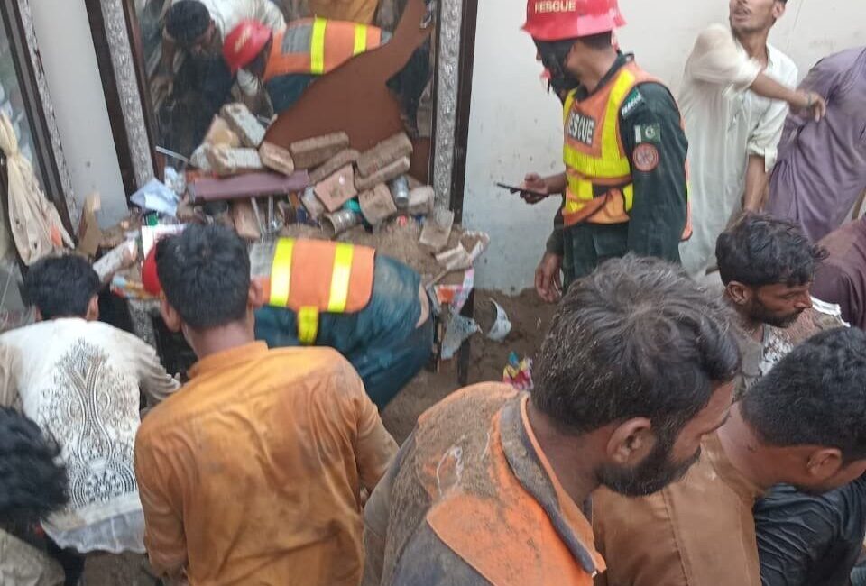 Lahor, Pakistan’da bir dershanenin çatısının çökmesi sonucu 14 çocuğun hayatını