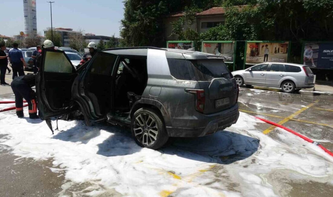 Malatya’da, bir aracın otoparkta çıkan yangın sonucu kullanılamaz hale geldiği